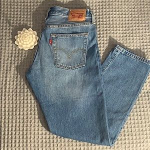 Levi’s mom jeans
